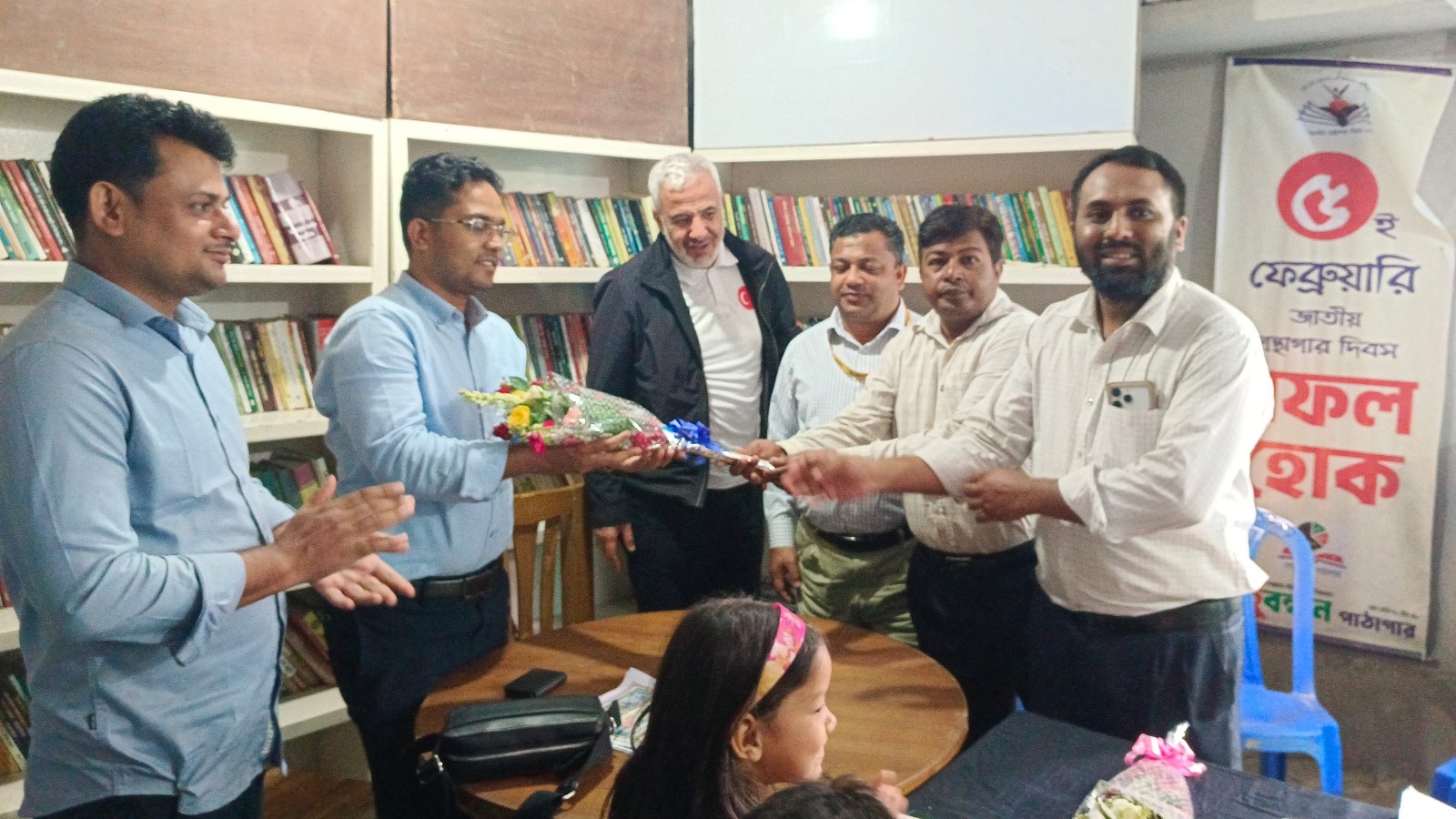 সৈয়দপুরের প্রত্যন্ত গ্রামে সেতুবন্ধন পাঠাগার পরিদর্শনে তুরস্কের প্রতিনিধি দল